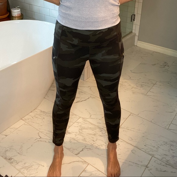 Athleta Camo Contender 7/8 Tight in olive camo - Picture 4 of 9